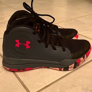 Girls Under Armour basketball sneakers 3.5 youth. Brand new